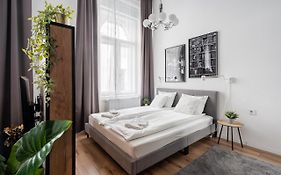 E32 - Oktogon Panorama Suite - Best Location - By Bqa